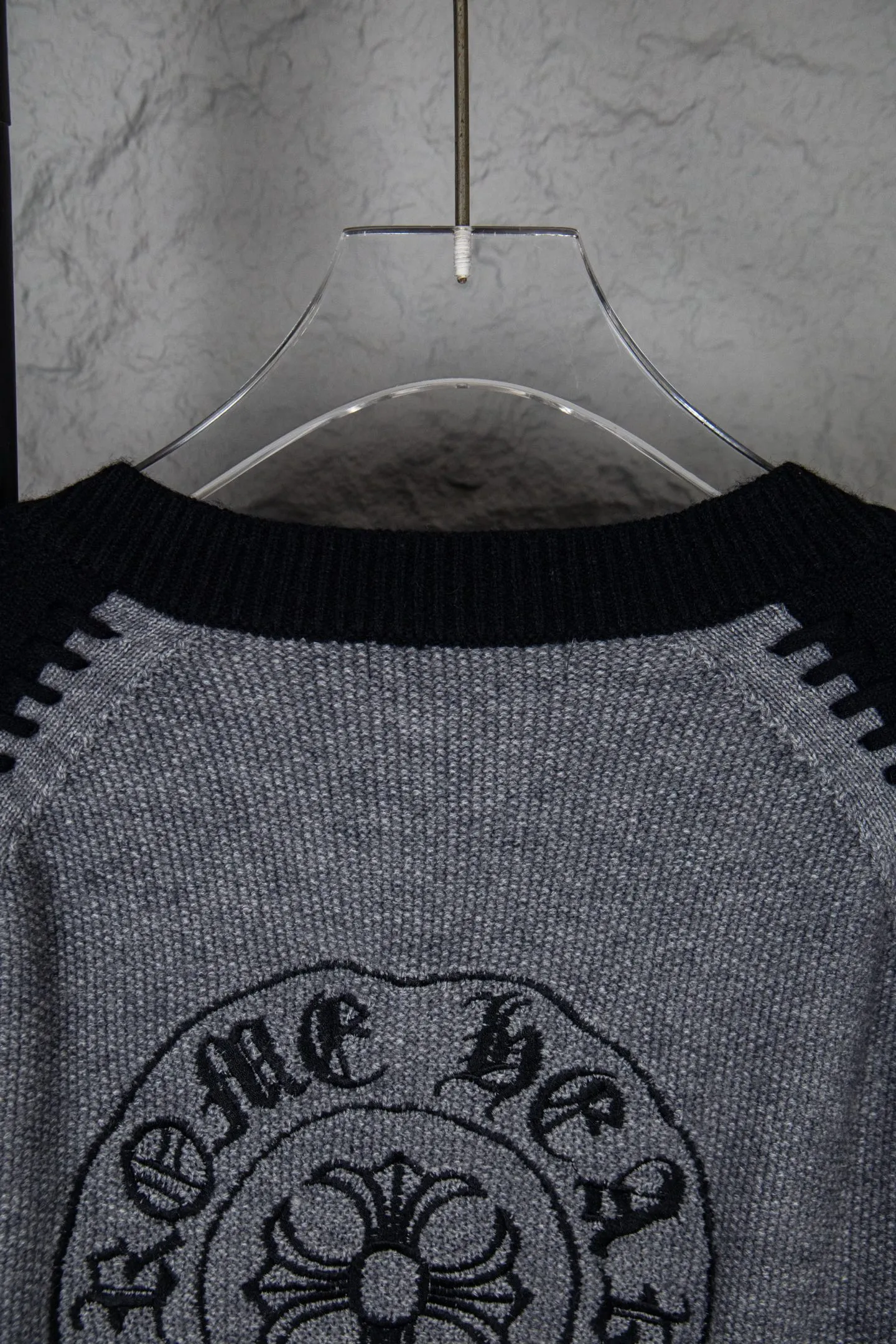 P300 ChromeHearts popular Chrome Hearts CH Sanskrit horseshoe cross embroidered button cardigan jacket raglan sleeve sweater, contrasting color splicing raglan round neck knitted sweater, unique knitting texture, soft and skin-friendly, classic pattern embroidery on the front and back. Retro chic. The contrasting color raglan sleeve design and the thick stitching craftsmanship at the joints make it look great when worn alone or layered! The fit is loose and slimming! Fashionable patchwork colored sweater, colorfully intertwined, with clear layers, warm and slimming. Whether worn alone or layered, you can easily control various styles and show your personal charm. The raglan sleeves are shoulder-width in contrasting colors and have ultra-detailed embroidery on the front and back, giving it a casual street feel. It looks great when worn alone! The sleeves are designed with contrasting colors and seams, and the round neck style reveals the neck and flatters the face shape! Wool blend knitted fabric, soft, comfortable and warm to the touch. Contrasting color design➕Loose fit, not flattering on your body shape and slimming, not to mention how easy it is to wear! Basic, versatile and fashionable classic! Black and white are versatile! Black and gray high-end! Couples get involved!  Color: black and white/black gray Size: S~M~L